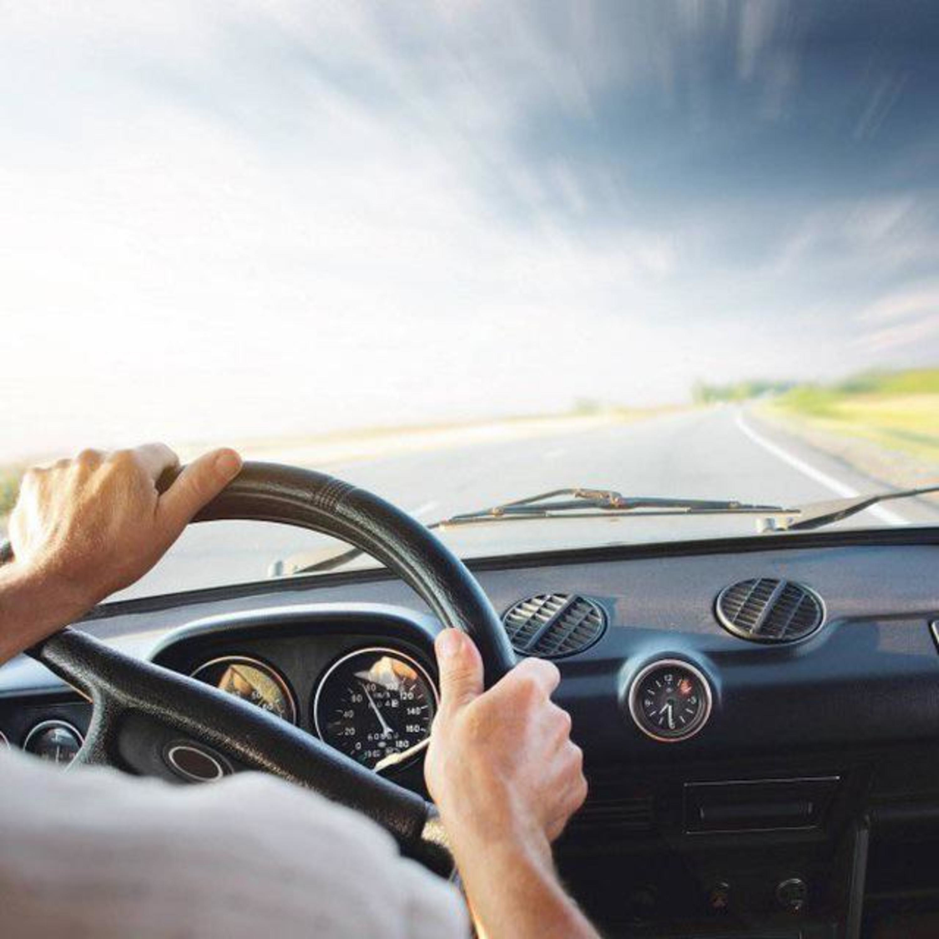 Car driving машина. Вождение машины. За рулем машины. Водитель за рулем. Вид с водительского места.